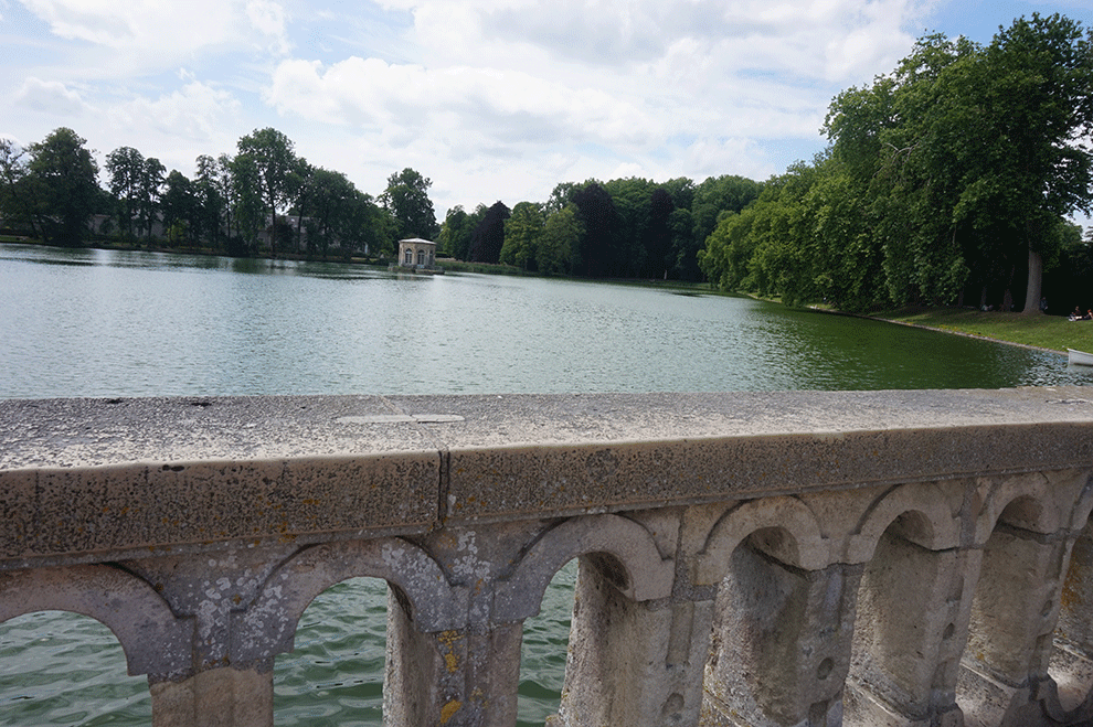 Vista do lago no parque do Castelo de Fontainebleau 