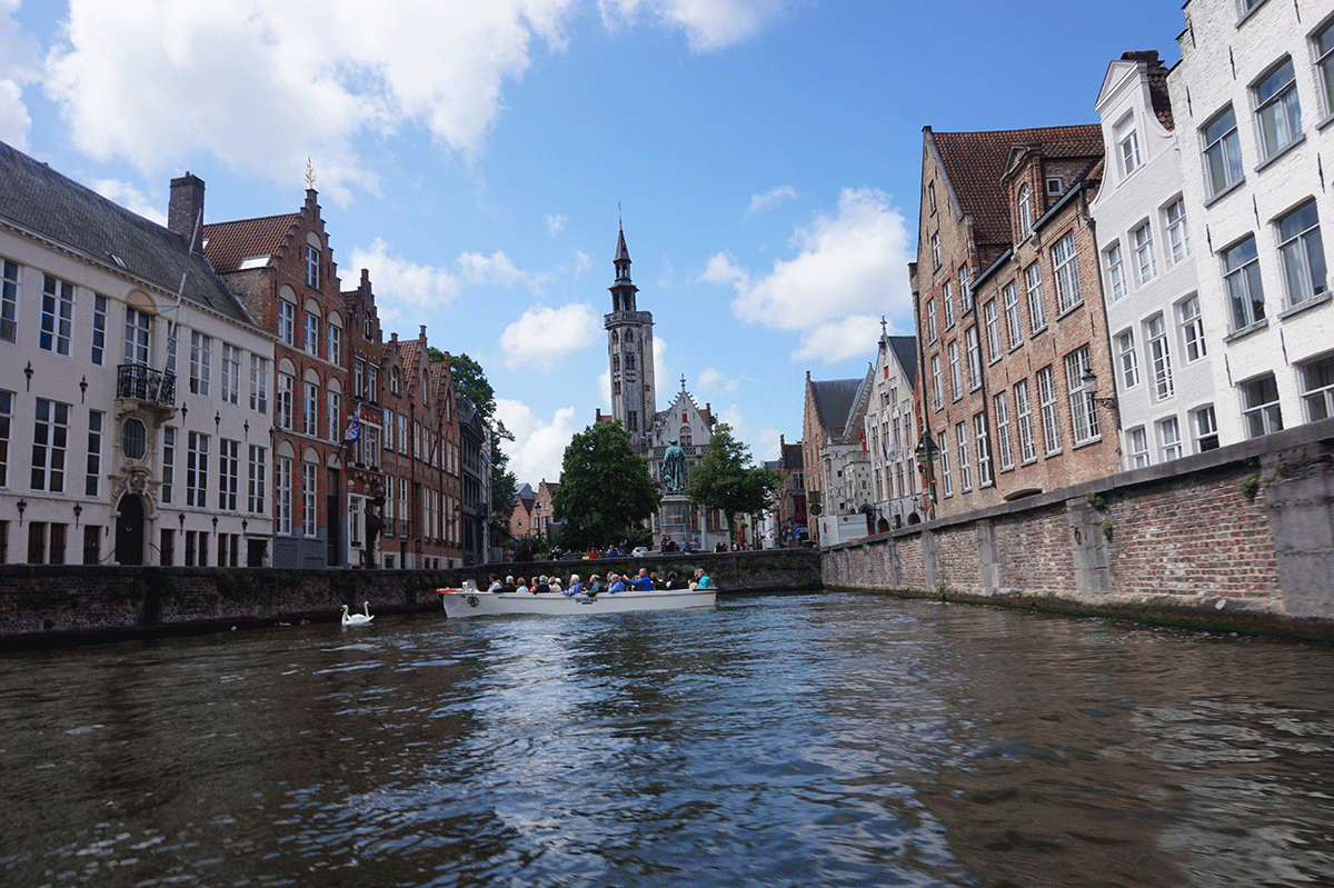 O tradicional passeio de barco pelos canais de Bruges 