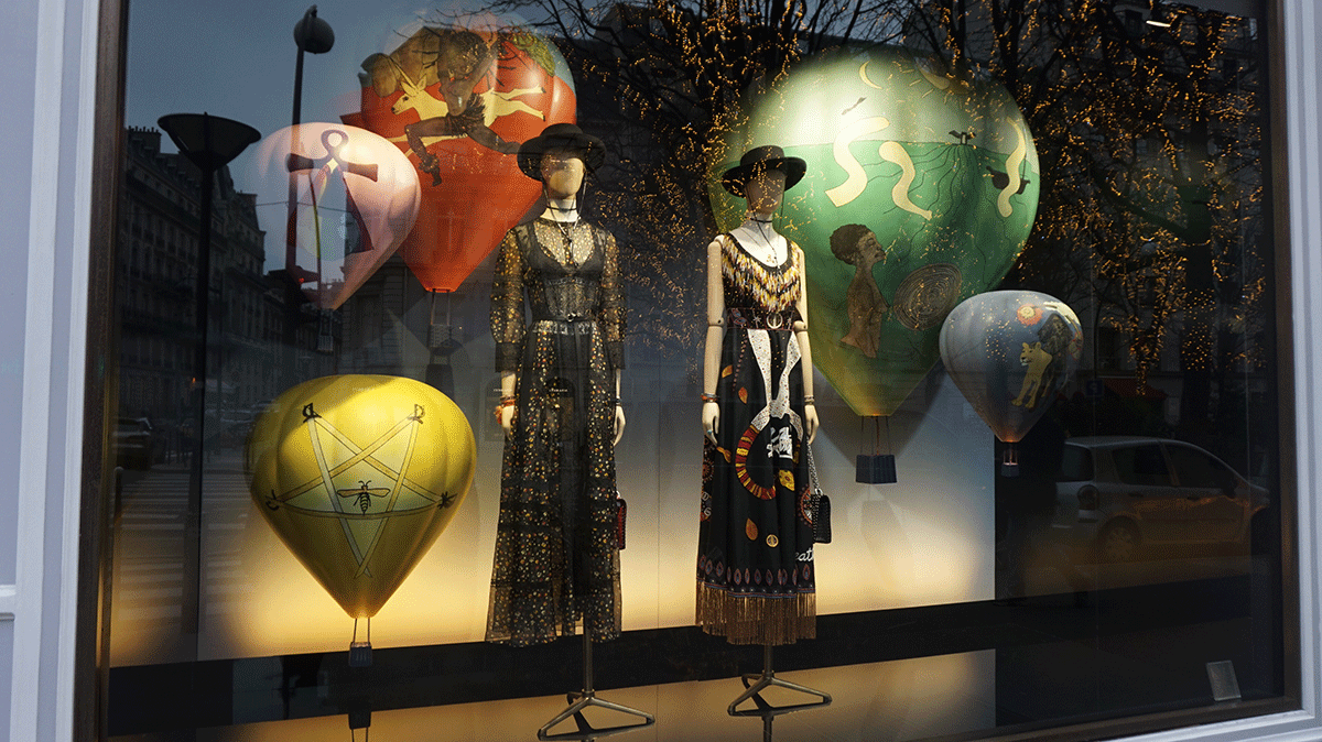 Vitrine da Dior na avenue Montaigne em Paris 