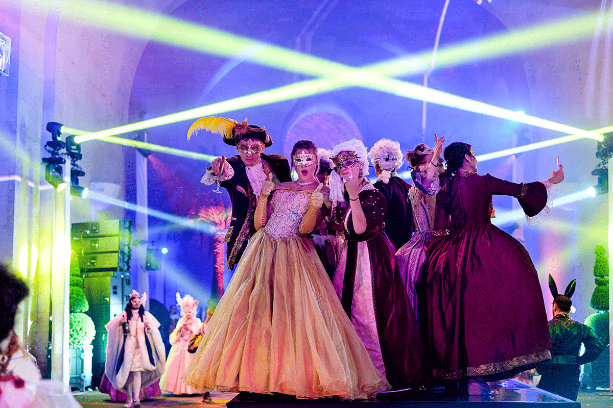 Festas noturnas em Versalhes uma experiência inesquecίvel em traje de