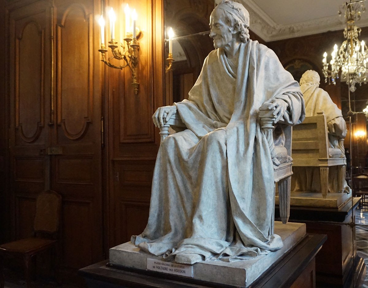 escultura de Voltaire