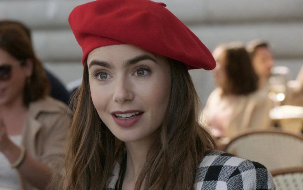 Emily in Paris com look xadrez e boina vermelha